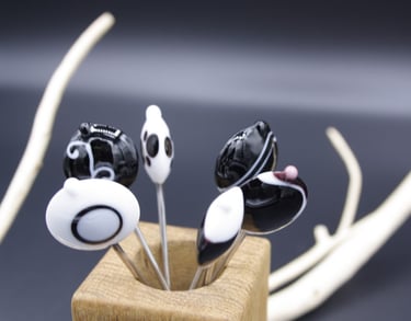 Pique à apéro noir et blanc en verre de Murano