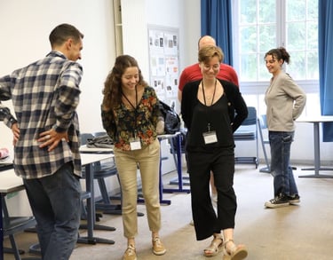 collaborateurs souriant lors d'un atelier d'improvisation théâtrale sur l'imprévu