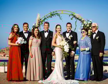 Foto istituzionale in posa con i parenti, le famiglie insieme agli sposii