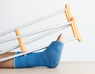 sessione di riabilitazione traumatologica con esercizi assistiti per il recupero con tutore