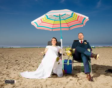 mariage- calais saint omer-couple-humour-sur-plage-glaciere-et-parasol-florent-studio-photographe-lille-le-touquet-paris-c