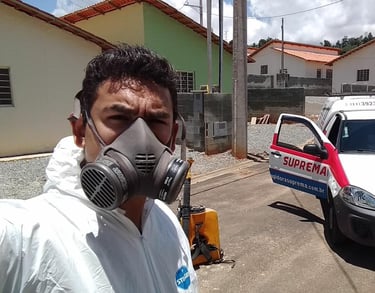roupa branca de dedetização carro da suprema desentupidora e dedetizadora
