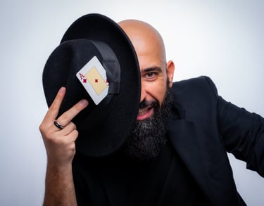 Foto de estudio chico con sombrero negro y carta de pocker