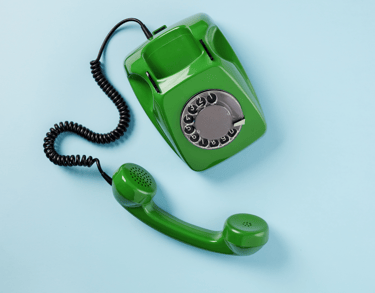 téléphone vert sur un fond bleu
