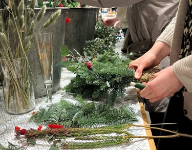 Adventes vainaga darbnīca — skuju vainags ar dabas materiāliem un kaltētiem ziediem un dekoriem