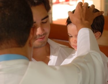 Fotógrafo infantil Ricco Gnocchi registrando um batizado.