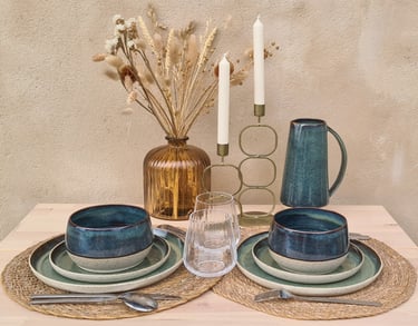 Vaisselle en céramique, assiettes, bols et pichet en grès, art de la table