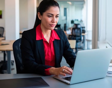 Colaboradora trabajando con tecnología de la información