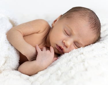 Sessió de fotos newborn a Girona amb una bebè recent nascuda dormint en estudi fotogràfic