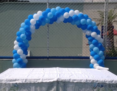 Arco de balões versátil para aniversários, inaugurações e eventos corporativos.