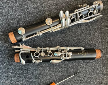 clarinette démontée avec outil à côté