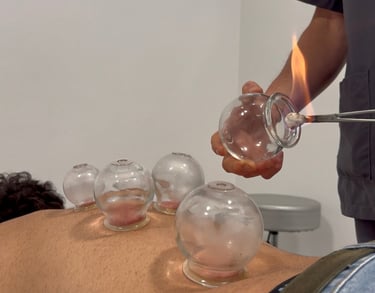 Aurelio_aplicando_tratamiento_de_medicina_tradicional_china