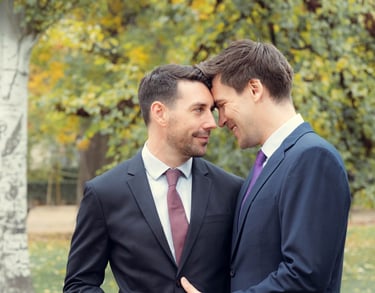 "Pareja gay casada en España, compartiendo un momento íntimo de amor y celebración de su boda."