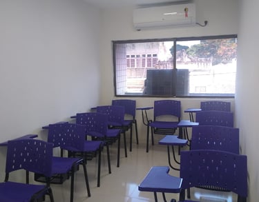 Sala de aula climatizada com 10 carteiras, datashow, notebook, quadro branco para cursos.