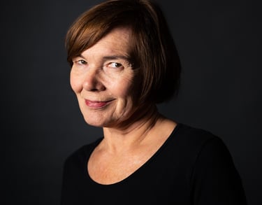 Elke, eine Frau vor einem Grauen Hintergrund, Portrait