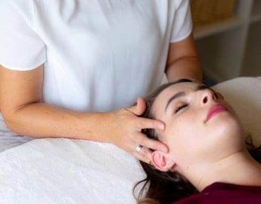 Hannelore Freischlager beim praktizieren von IKA Craniosacrale Körperarbeit