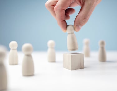 Une main déplace un pion au sein d'une constellation systémique 