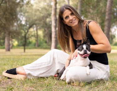Sessió de fotos de mascotes a Girona amb un gos i una dona en un entorn natural exterior