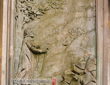 Kolejna płaskorzeźba ukazuje świętego wspierającego się na kosturze, idącego pątniczą ścieżką.