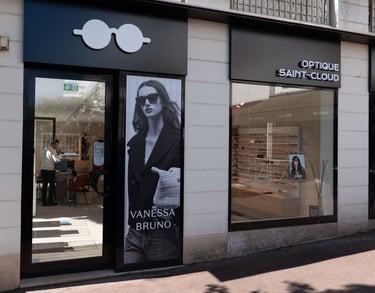 Devanture du magasin Optique Saint-Cloud, à Saint-Cloud