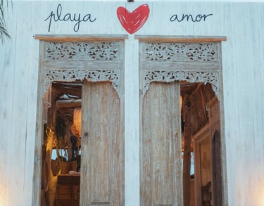Entrée du restaurant Playa Amor à Leucate, un cadre chaleureux en bord de mer