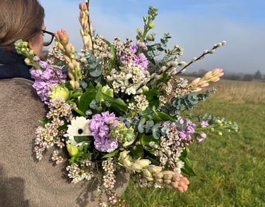 Bouquet de deuil violet et blanc dans un champ