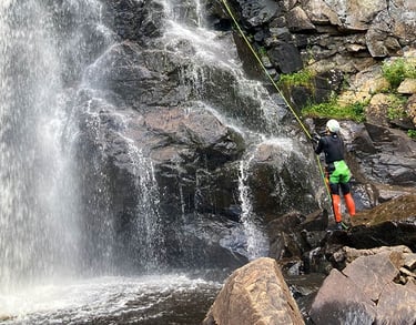 alpiniste escaladant la chute a bull a saint-come
