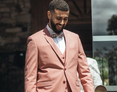 Marié au grand sourire en costume rose saumon