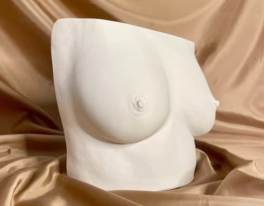 Moulage poitrine plâtre sur fond doré