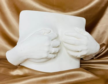 Moulage poitrine et mains sur fond doré
