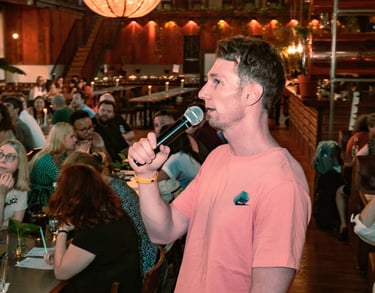 Quiz-Host Steve bei der 'Arbeit' - Moderation beim Kneipenquiz in Berlin
