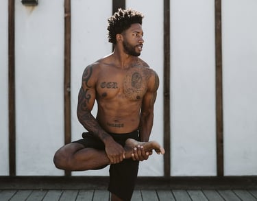 Hombre haciendo yoga, postura inicial Ardha Baddha Padmottanasana