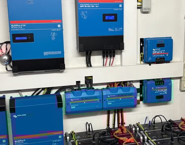 Photovoltaik-System mit Stromspeichern und Victron-Komponenten an der Wand