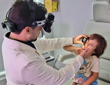 Dr Paolo Knopp realizando mapeamento de retina em criança