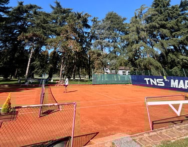 Uomo giocando a tennis, Campo da tennis in terra rossa presso il Centro Tennis Aeronautica, Milano.