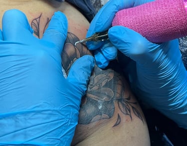 Pormenor de retoque de tatuagem feita pela tatuadora Sakine