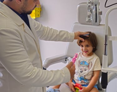 Dr Paolo Knopp em atendimento oftalmológico pediátrico