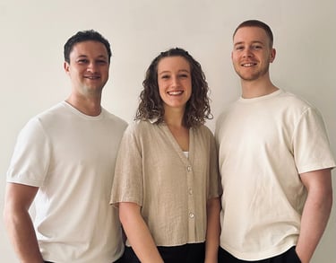 FRAMA Teamfoto – Johannes, Eva und Linus vor weißem Hintergrund