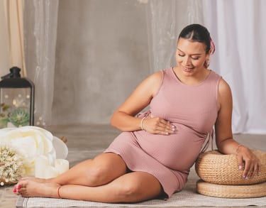 una mujer embarazada en una sesión fotográfica