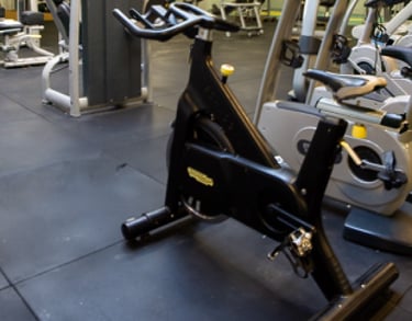 Sala attrezzata della palestra Move 2 Grow a Milano con macchinari cardio e pesi, ideale per allenamenti personalizzati.