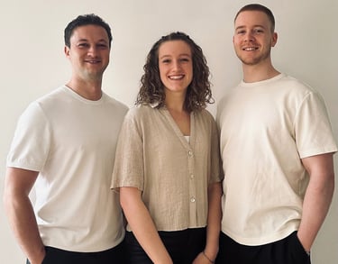 FRAMA Teamfoto – Johannes, Eva und Linus vor weißem Hintergrund