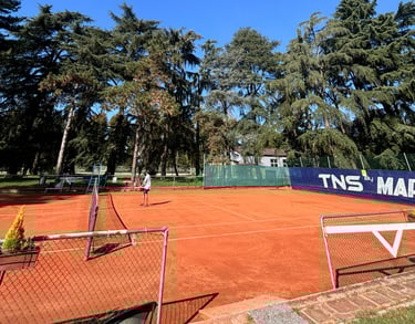 Campo da tennis in terra rossa presso il Centro Tennis Aeronautica, Milano.