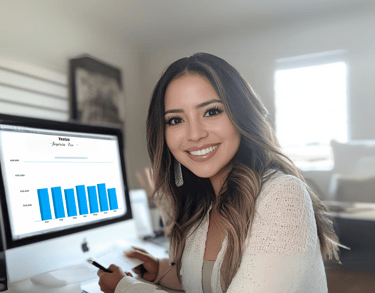 Mujer emprendedora sonriente analiza gráficas en su computadora, representa estrategia, crecimiento y toma de decisiones digi