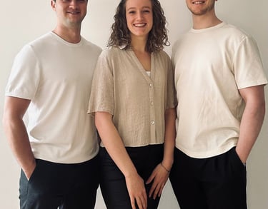 FRAMA Teamfoto – Johannes, Eva und Linus vor weißem Hintergrund