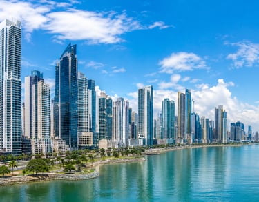 Panorama di Panama City con il quartiere finanziario e i grattacieli sul lungomare