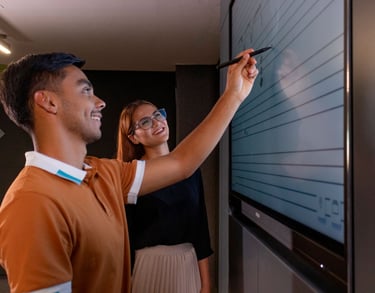joven en clase de música usando una pantalla interactiva i3Connect