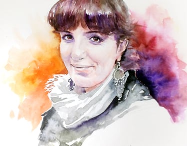 Portrait à l'aquarelle d'une femme souriante avec une frange et de grandes boucles d'oreilles argent