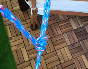 tautline hitch in blue rope