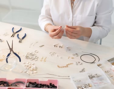 Fabricante de joyas que utiliza alicates y cuentas para crear aretes y collares hechos a mano 