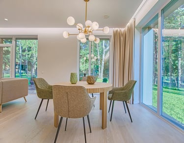 Nettoyage d’un garde-manger organisé avec des étagères propres et rangées.